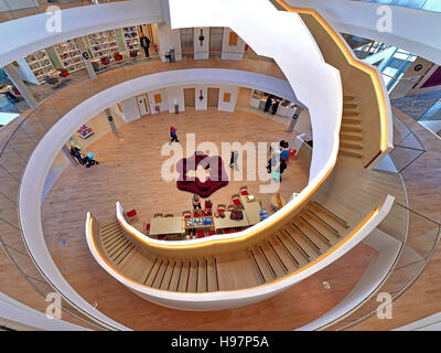 South Shields super neue Bibliothek das Wort Zentraltreppe Stockfoto