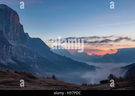 Herbstlichen Morgendämmerung am Falzarego-Pass in der Nähe von Cortina d ' Ampezzo, Dolomiten, Italien. Stockfoto