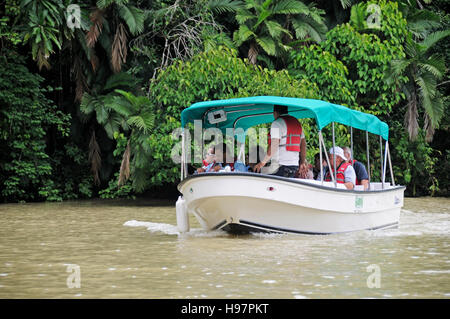 Touristen in Bootsfahrt, Panama, Panama-Kanal Stockfoto