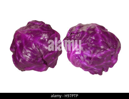 Nahaufnahme von zwei frischen ganzen Rotkohl isoliert auf weißem Hintergrund Stockfoto