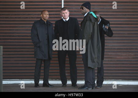 Ehemaliger Aston Villa Stürmer Tommy Johnson (zweiter von links) kommt in Telford Krematorium Kapelle für die Beerdigung von Aston Villa Fußballspieler Dalian Atkinson, starb, nachdem er Tasered von der Polizei. Stockfoto