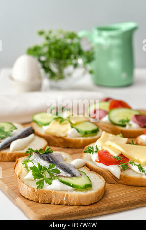 Große Auswahl an Sandwiches auf einer Cutting Board. Selektiven Fokus. Stockfoto