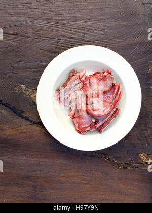 Rohes Hirschfleisch oder Wild Rippen in der Spitze der Holztisch. Stockfoto