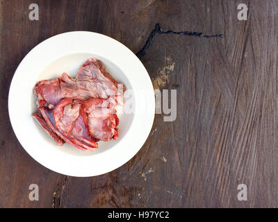 Rohes Hirschfleisch oder Wild Rippen in der Spitze der Holztisch. Stockfoto