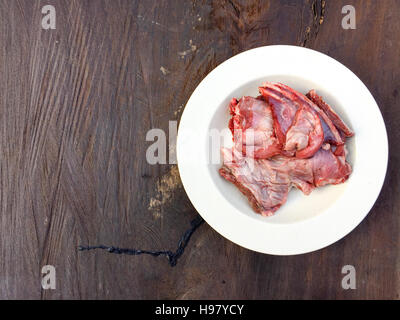 Rohes Hirschfleisch oder Wild Rippen in der Spitze der Holztisch. Stockfoto