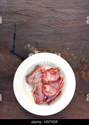 Rohes Hirschfleisch oder Wild Rippen in der Spitze der Holztisch. Stockfoto