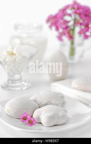 Lebkuchen, Eiern, Quark und Milch zum Frühstück. High-Key, selektiven Fokus. Stockfoto