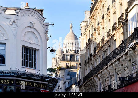 Sacré Coeur gesehen von Metrostation Anvers, Paris, Frankreich Stockfoto