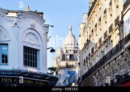 Sacré Coeur gesehen von Metrostation Anvers, Paris, Frankreich Stockfoto