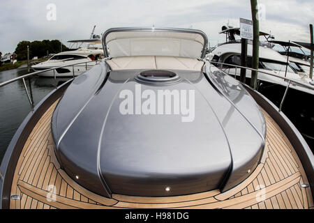 Pershing 70 Ausstellung von Ferretti Gruppenausstellung im Norwalk Boat show 2016 24. September 2016 Stockfoto