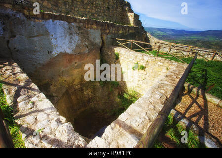 Ruinen und Details der mittelalterlichen Burg von Palazzolo Acreide. Sizilien Stockfoto