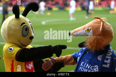 Watford Maskottchen Harry trifft die Hornet (Lfet) Leicester City Fan gekleidet wie ein Fuchs in der Premier League in Vicarage Road, Watford entsprechen. Stockfoto