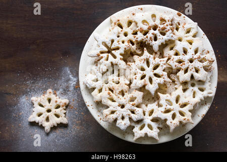 Hausgemachte Schneeflocke Cookies auf einem Teller.
