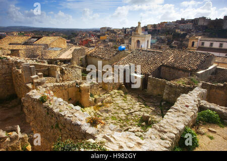 Ruinen und Details der mittelalterlichen Burg von Palazzolo Acreide. Sizilien Stockfoto