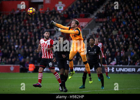 Southampton Torwart Fraser Forster springt, um ein Schuss während des Premier-League-Spiels an Str. Marys Stadium, Southampton zu speichern. Stockfoto