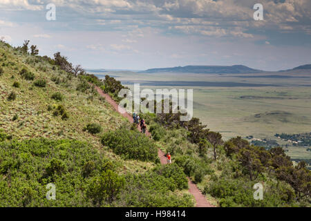 Capulin, New Mexiko - Touristen Wandern auf der Crater Rim Trail am Capulin Vulkan National Monument. Stockfoto