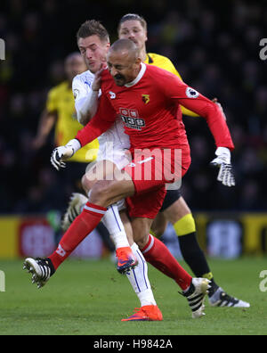 Leicester City Jamie Vardy (links) und Watford Torhüter Heurelho Gomes kollidieren während der Premier-League-Spiel in Vicarage Road, Watford. Stockfoto