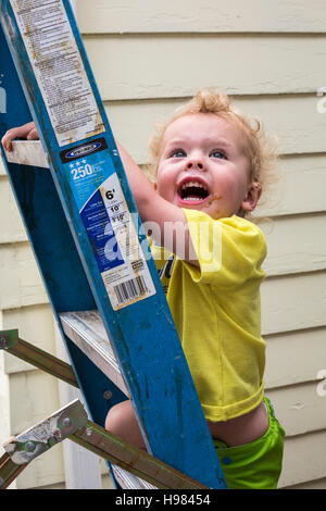 Denver, Colorado - Adam Hjermstad Jr., Alter 2, klettert eine Leiter. Stockfoto