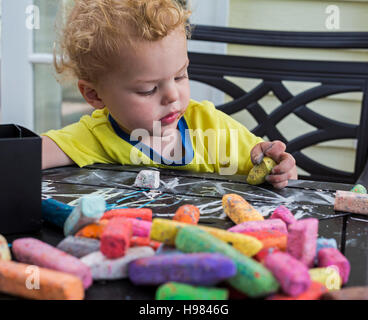 Denver, Colorado - Adam Hjermstad Jr., Alter 2, spielt mit Kreide. Stockfoto