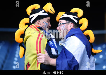 Rugby-Fans vor dem Herbst International match bei BT Murrayfield Stadium, Edinburgh. Stockfoto