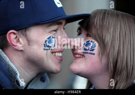 Rugby-Fans vor dem Herbst International match bei BT Murrayfield Stadium, Edinburgh. Stockfoto