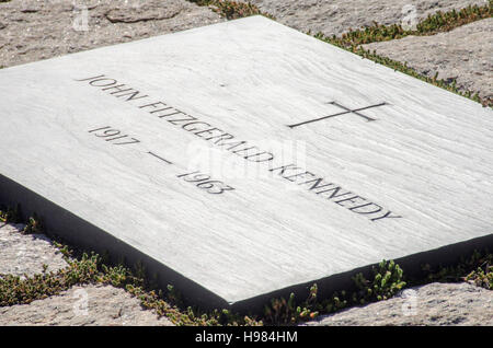 Grabstein markiert das Grab von Präsident John F. Kennedy auf dem Nationalfriedhof Arlington in der Nähe von Washington, DC. Stockfoto