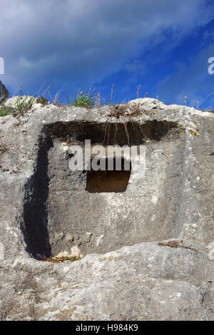 Monumentale prähistorische Grab mit hochrelief Details. Alter mittleren Bronzezeit aus Sizilien. Cisira Website. Stockfoto