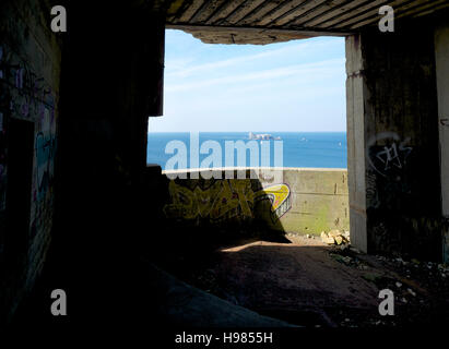 Zeigen Sie an um zu sehen, aus dem 2. Weltkrieg Ära deutsche Bunker, Pointe de Pen Hir, Bretagne Stockfoto