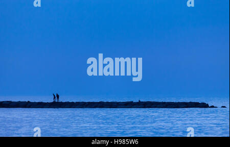 Ein paar Spaziergänge auf einem Felsvorsprung des Lake Huron Küstenlinie in Goderich Ontario, Kanada. Stockfoto