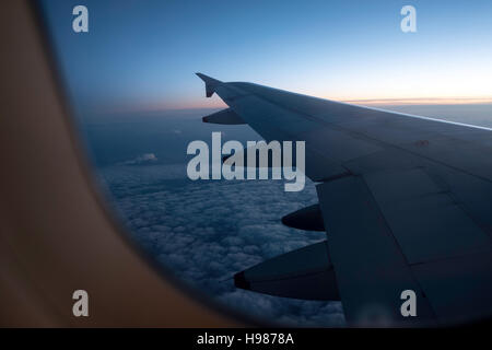 Ansicht-Fenster Wolken dramatische Sitz Flugreise Stockfoto