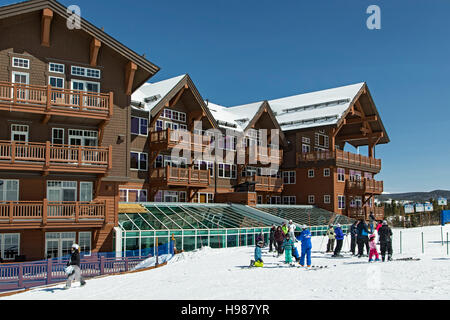 Grand Lodge und Skifahrer und Snowboarder, Peak 8, Breckenridge, Colorado USA Stockfoto