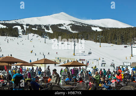 Verschneite Peak 8, Skifahrer und Snowboarder am laufen und hangseitige Café, Breckenridge, Colorado USA Stockfoto