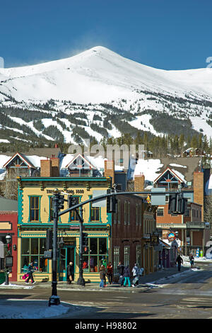 Verschneite Peak 8, Skigebiet und Gebäude an der Main Street, Breckenridge, Colorado USA Stockfoto