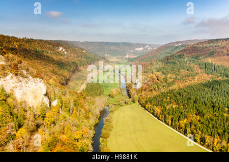 Beuron: Blick vom Knopfmacherfelsen Rock auf Donautal im Naturpark obere Donau und Kloster Beuron, Schwäbische Alb, Schwäbische Alb, Baden Stockfoto