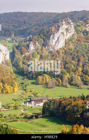 Fridingen an der Donau: Blick vom Knopfmacherfelsen Rock auf Donautal im Naturpark obere Donau und Schloss Bronnen, Schwäbische Alb, Tupfer Stockfoto