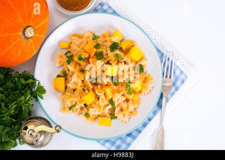 Farfalle mit Kürbis und Petersilie Studio Foto Stockfoto