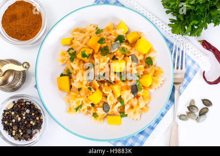 Farfalle mit Kürbis und Petersilie Studio Foto Stockfoto