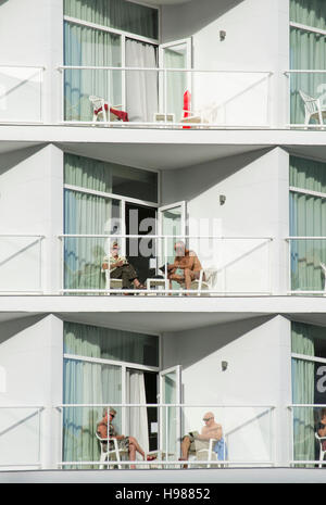 Urlauber auf der sonnigen Terrasse Urlaub Wohnblocks. Spanien. Stockfoto