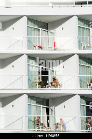 Urlauber auf der sonnigen Terrasse Urlaub Wohnblocks. Spanien. Stockfoto