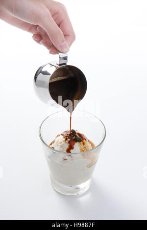 Affogato Kaffee mit Eis auf weißem Hintergrund Stockfoto