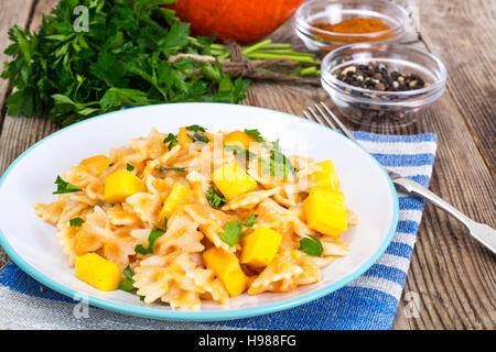 Farfalle mit Kürbis und Petersilie Studio Foto Stockfoto