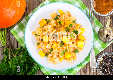 Farfalle mit Kürbis und Petersilie Studio Foto Stockfoto