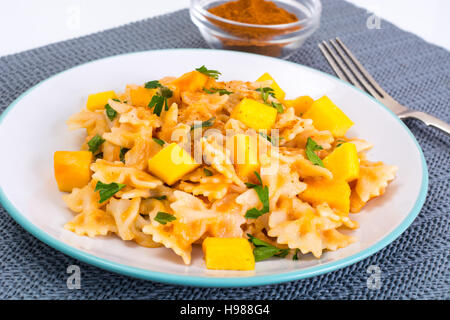 Farfalle mit Kürbis und Petersilie Studio Foto Stockfoto