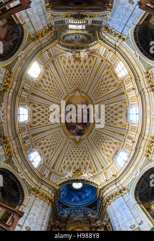 Rom. Italien. Chiesa della Santissima Trinità Degli Spagnoli, die via dei Condotti. Stockfoto