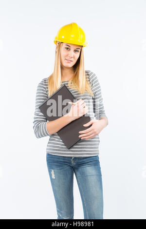 Schöne Mädchen Geschäftsfrau mit Sicherheit Helm Helm und Zwischenablage für die Bauindustrie, die isoliert auf weißem Rücken Vermessung Stockfoto