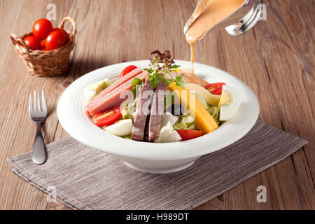 Frische Bio super Obstsalat mit tausend Island dressing Stockfoto