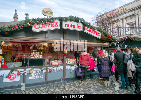 Menschen Queuing. für Weihnachten behandelt. Für Kaffee, Nutella, & Crepes in die Warteschlange eingereiht. Ein Essen im Liverpool Weihnachtsmärkte, Merseyside, UK. Stockfoto