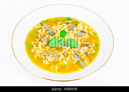 Kürbis-Suppe mit Nudeln, Greens und Kürbiskerne Studio Foto Stockfoto