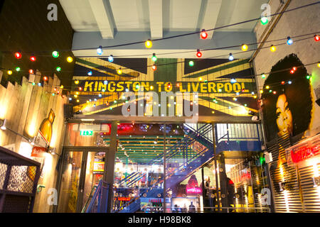 Imbissstand auf den Weihnachtsmärkten von Liverpool, Merseyside, England. Stockfoto