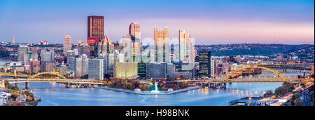 Skyline von Pittsburgh, Pennsylvania in der Abenddämmerung. Das Hotel liegt am Zusammenfluss der Flüsse Allegheny und Monongahela, Ohio Stockfoto